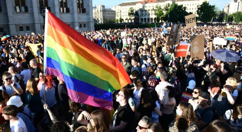 Több ezren tüntettek a Kossuth téren a homofóbtörvény ellen