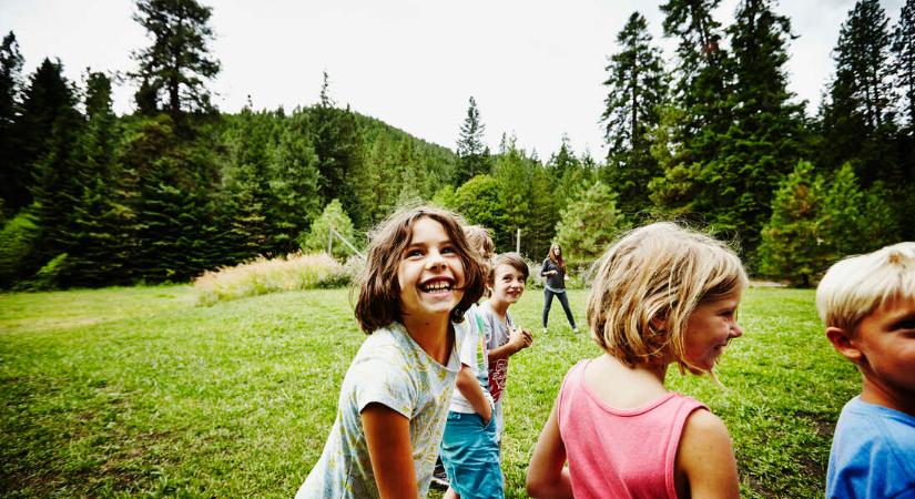 Hogyan válasszunk tábort, hogy a gyerekünk jól érezze magát, és ne bőgje végig az egészet?