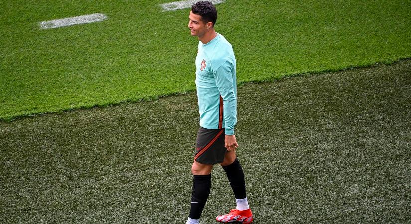 Cristiano Ronaldo már a budapesti sajtótájékoztatón emlékezeteset alkotott: leült, majd rögtön átrendezte a terepet