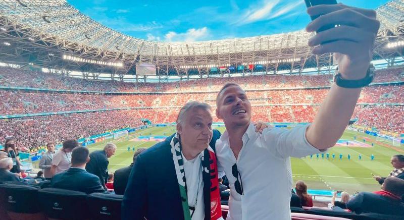 Na, kivel nézi a meccset Orbán Viktor? Itt a nap szelfije
