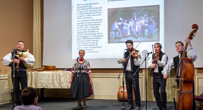 Egy csipetnyi magyarságot vitt a székesfehérvári Kákics zenekar Rómába