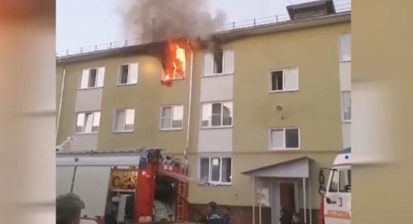 Égő lakásból mentettek ki két gyereket Oroszországban (videó)