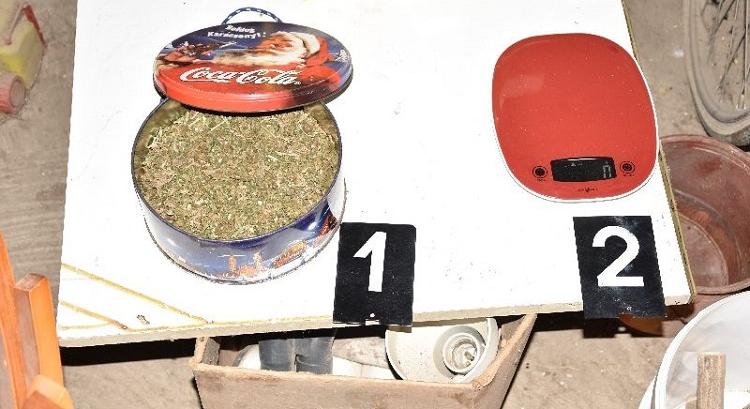 Családi balhéhoz vonultak ki, drogtanyát találtak a kisbéri zsaruk (képek)