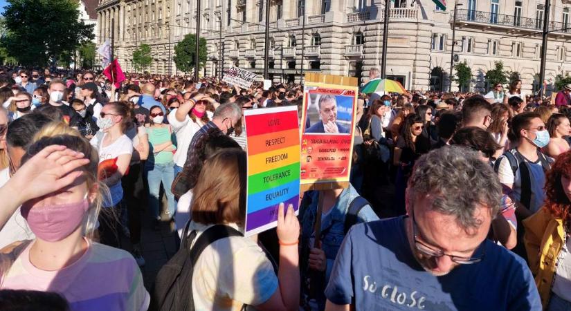 Az USA és Írország nagykövetsége is elítéli a homoszexualitást a pedofíliával összemosó magyar törvényt