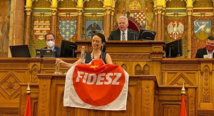 Kínai zászlóvá alakított, vörös Fidesz-logót akasztott ki Szabó Tímea a parlamentben