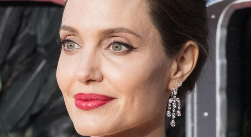 Angelina Jolie-t ismét az exférje lakásánál kapták le