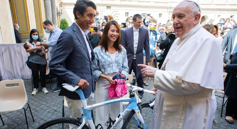 A Giro győztese, Egan Bernal egyedi kerékpárt ajándékozott Ferenc pápának