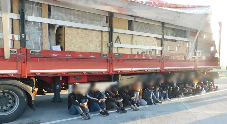 Tizenhat potyautast találtak egy török kamionban a nagykereki határon