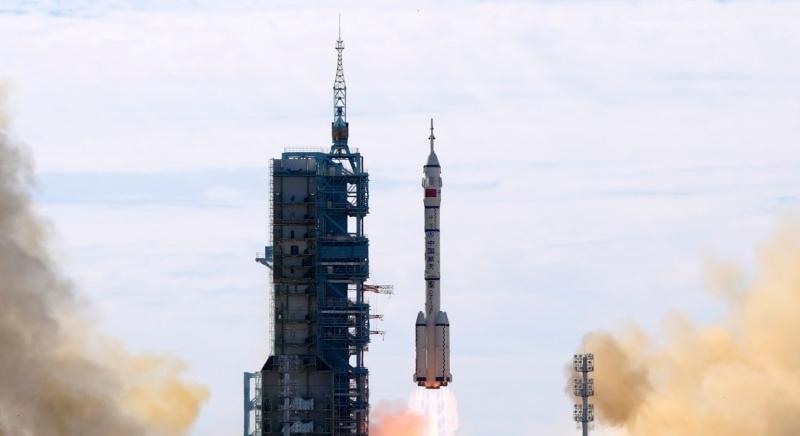 Kína űrhajósokat küldött egy félig megépült űrállomásra