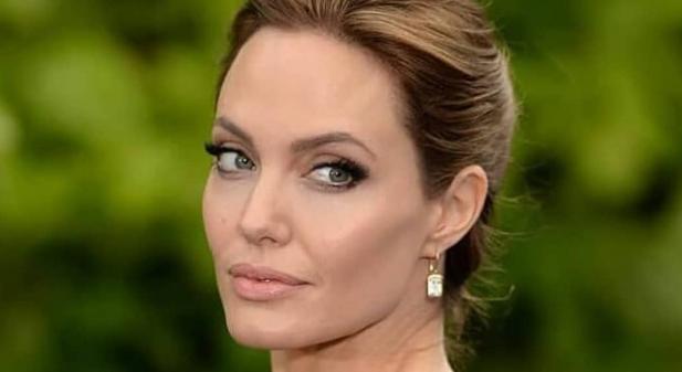 Új tetoválással ékesítette testét Angelina Jolie