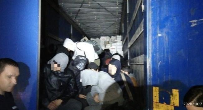 Egy török férfi 45 migránst akart Ausztriába csempészni egy kamionban