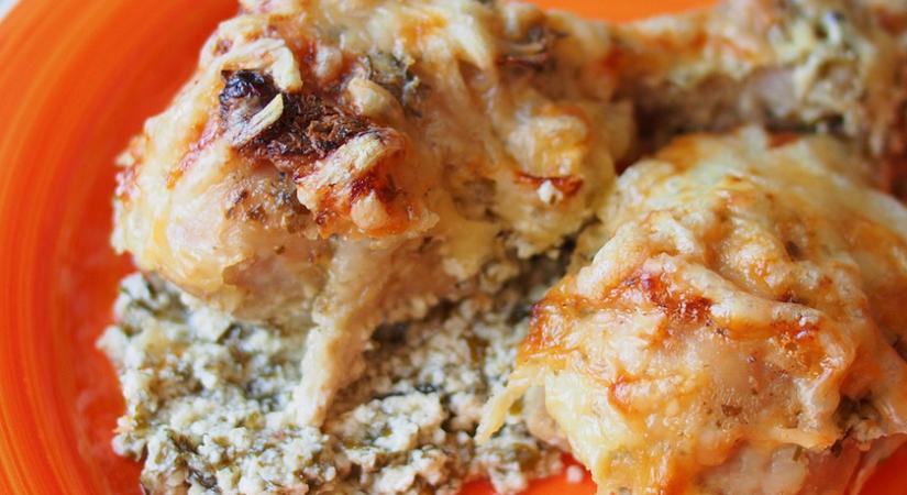 Zöldfűszeres joghurtban sült csirkecomb: szaftos, ízletes fogás kevés munkával