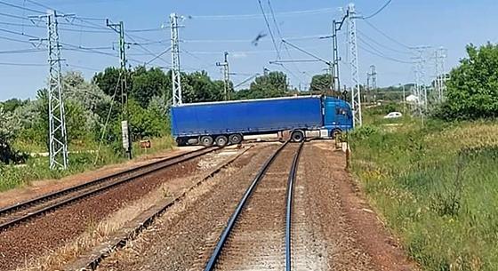 Egy ittas sofőr megpróbált átmenni a síneken a kamionjával