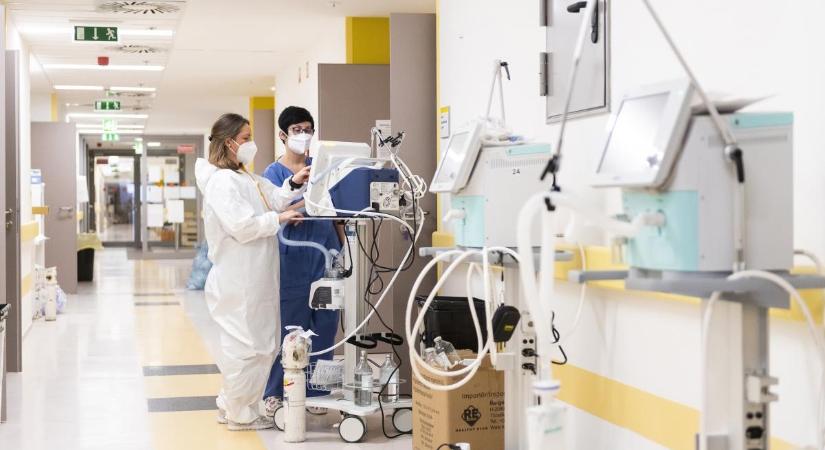 Koronavírus: 289 beteget ápolnak kórházban, 43-an vannak lélegeztetőgépen