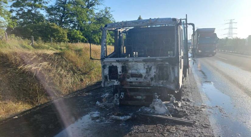 Így égett ki teljesen egy kamion az M1-es autópályán - videó