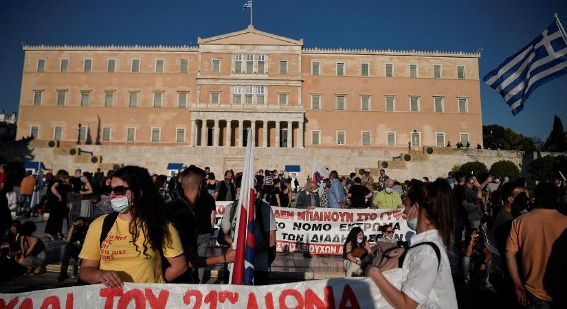 Közfelháborodás a görög „rabszolgatörvény” miatt