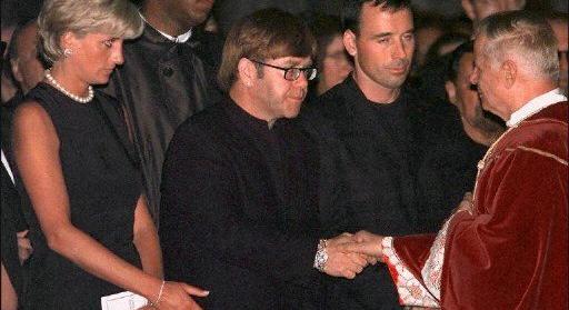 Diana temetésén szívek millióit tépte ketté Elton John dala: papírra írt szövege több tízmillióért kelt most el - Videó