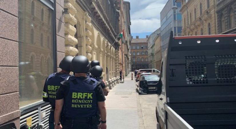 Fegyverrel fenyegette meg a szomszédját egy férfi egy budapesti társasházban, a TEK-esek elfogták a tettest