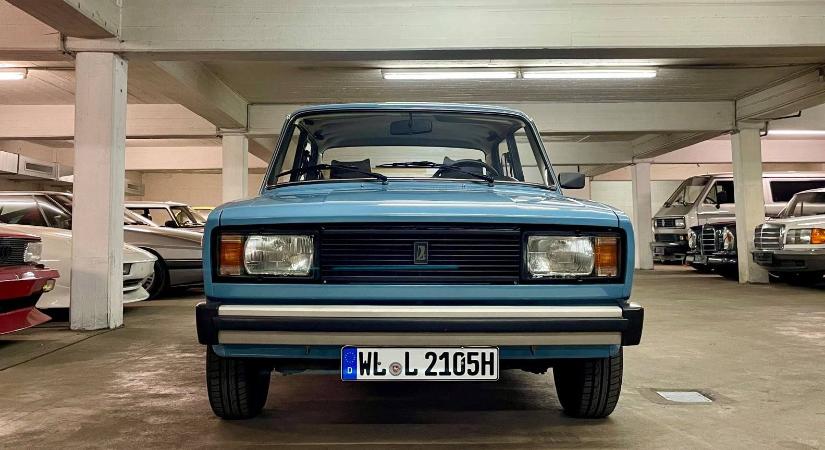 Ez a kék kocka-Lada komoly áron kelletti magát a német használtautó-piacon