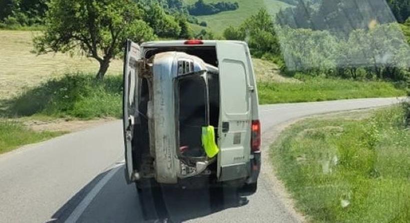Újabb szlovák horrorkaraván: ezúttal furgonban szállítottak egy roncsautót