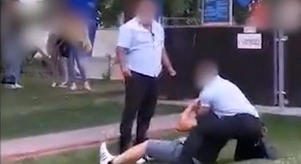 Biztonsági őrök rugdostak össze egy földre tepert férfit a magyar-portugál meccs után