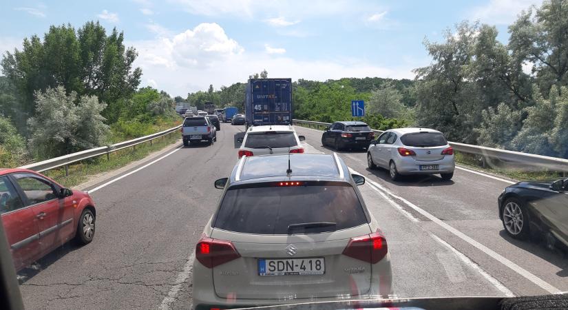 Beállt az M3-as és az M0-ás, Budekeszin lezárták a Fő utcát – hatalmas dugó van Budapest környékén