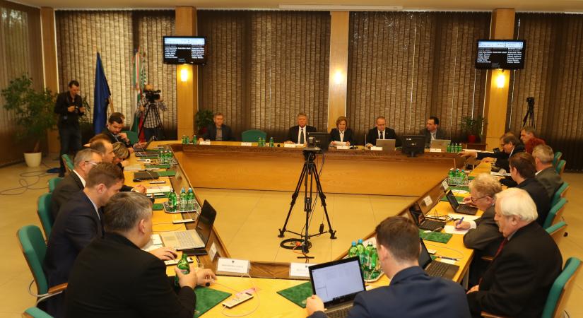 Rendkívüli közgyűlést szorgalmaz a Fidesz-KDNP frakciója és két képviselő Tatabányán
