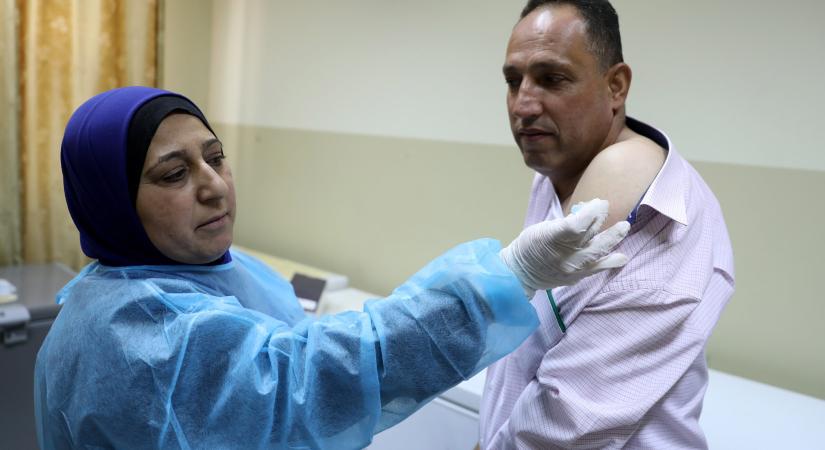 Izrael 1 millió Pfizer-vakcinát ad a Palesztin Hatóságnak