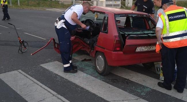Brutális képek jöttek: tűzoltók vágták ki a roncsból a sofőrt: taxival ütközött a kis Peugeot