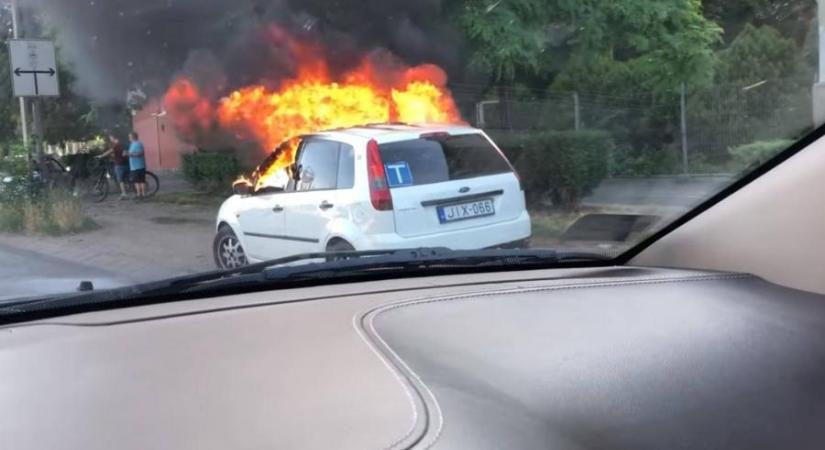 Nagy lángokkal égett egy autó péntek este a Puskás Aréna közelében (videó)