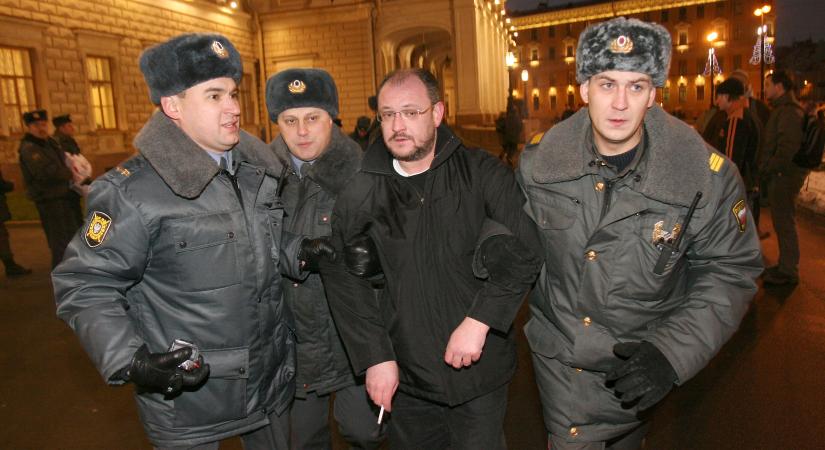 egy nappal azután, hogy bejelentette, indul a választáson, rogváddal őrizetbe tettek egy orosz ellenzéki politikust