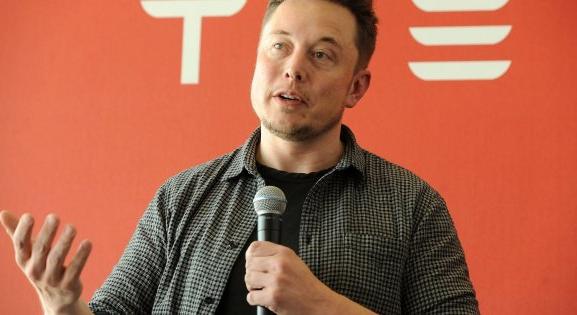 Ingyen Teslát ígért egy srácnak Elon Musk, ha 420 napon keresztül fordítva eszi a pizzát