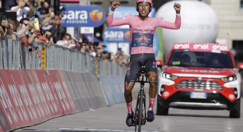 A Giro d'Italia győztese kerékpárt ajándékozott Ferenc pápának
