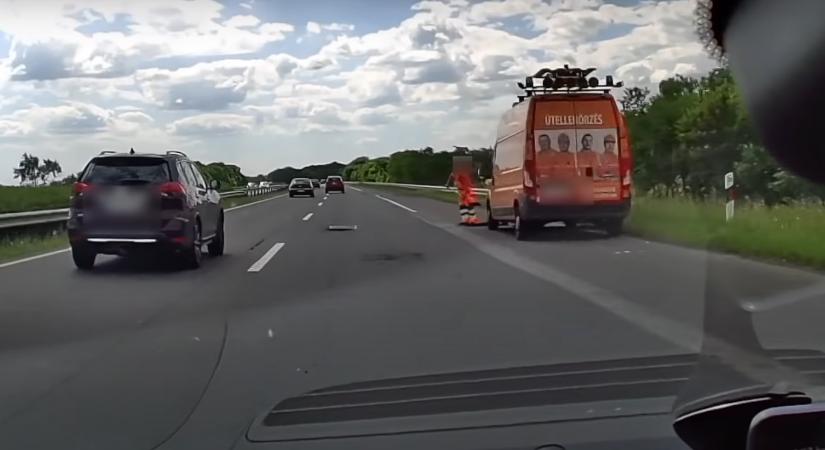Hátborzongató videó: a csúcsforgalom közepén kátyúzott a melós az M3-ason
