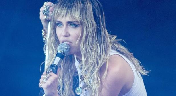 Zenei történelmet írt Miley Cyrus: a Metallica dalát dolgozta fel