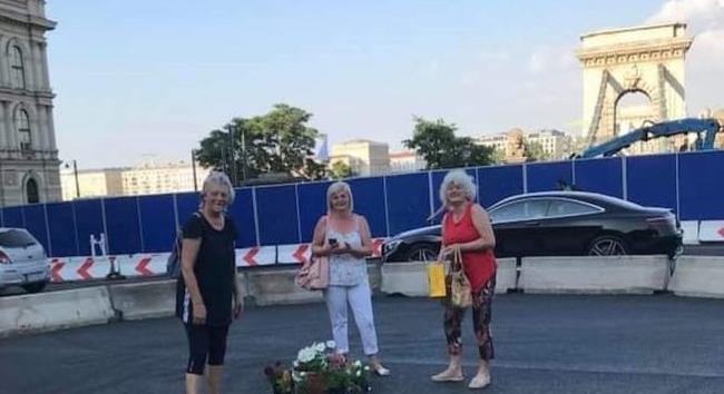 Összefogott hat asszony: maguk visznek virágot a Clark Ádám térre