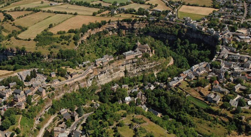 A francia falucska a világ egyik legszebb fekvésű települése: Bozouls házai a sziklák peremére épültek