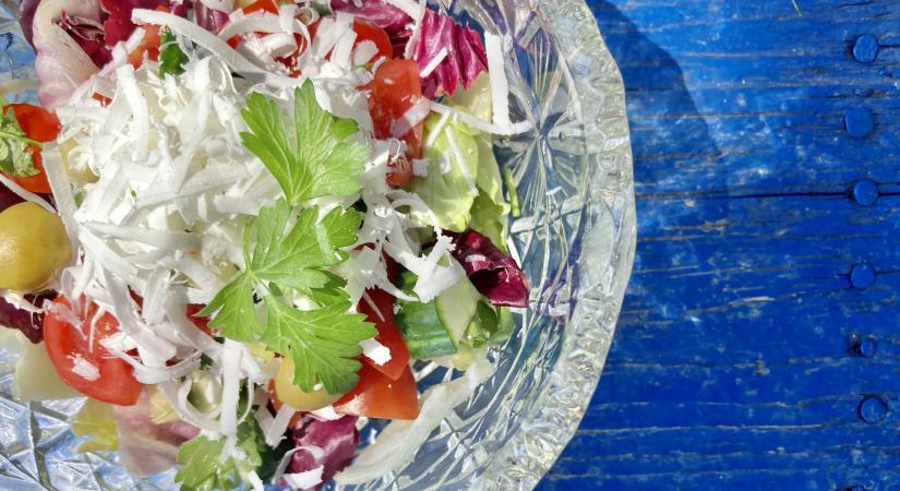 Sopszka zöldsaláta ágyon