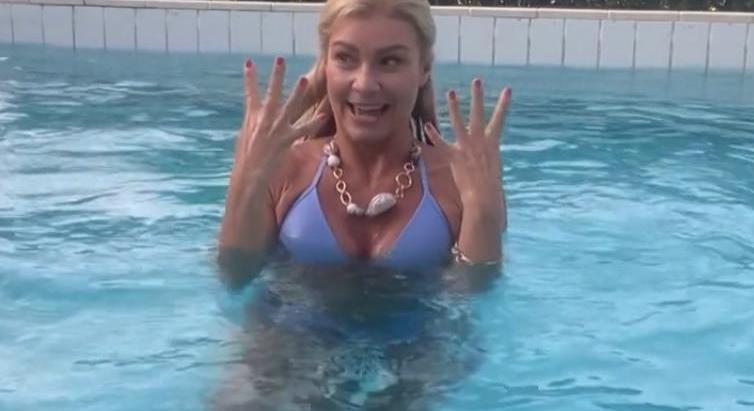 Fürdőruhában, medencéből jelentkezett Barta Sylvia - videó
