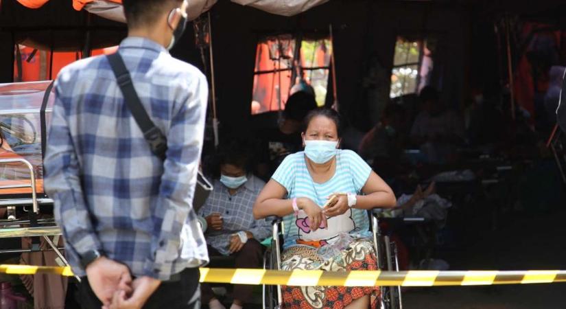 Sátortáborokat állítanak fel Indonéziában