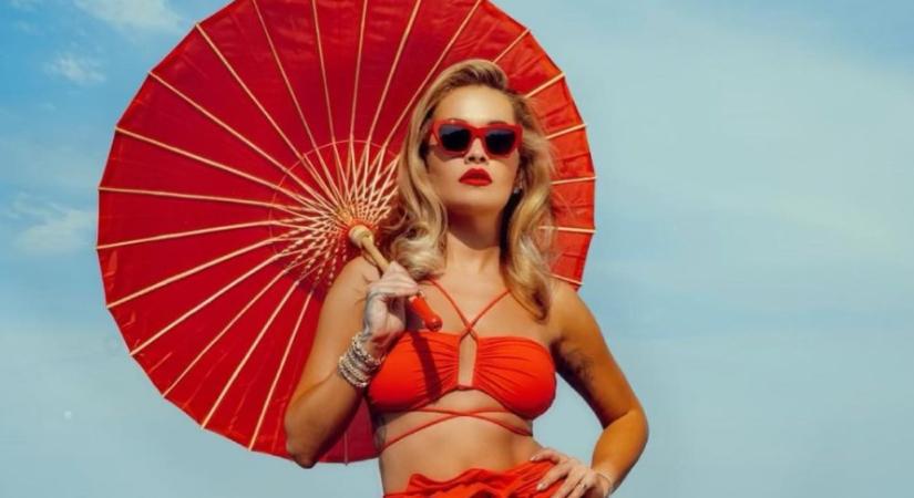 Fotók: Rita Ora egyre kevesebb ruhát visel
