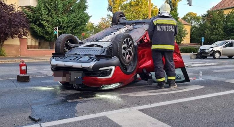 Felborult egy Renault Győrben, miután Daciaval ütközött
