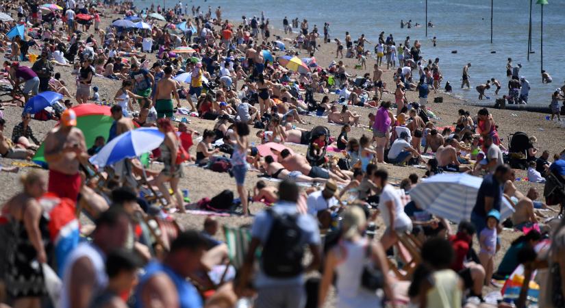 A járvány ellenére megteltek a strandok Nagy-Britanniában – képek