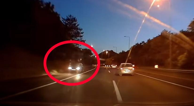 Ahol senki se számítana rá, ott jött a forgalommal szemben egy autós az M7-esen - videó