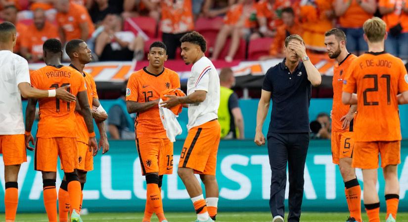 Szétzúzott Eb-álmok, Frank De Boernak távoznia kell - a holland lapok nem kímélték a válogatottat