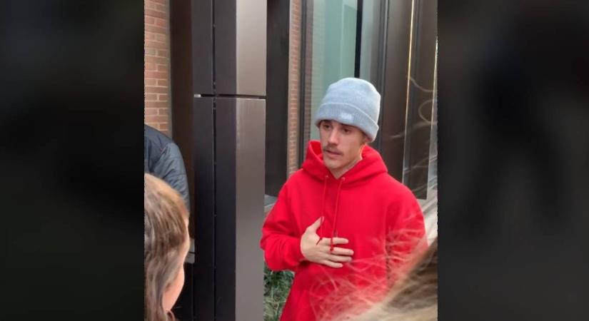 Justin Bieber kedvesen elküldte a fenébe a háza előtt álldogáló lány rajongóit (videó)