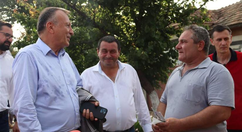 A fél román politikai elit kampányolt a faluban, amely egy halottat választott meg polgármesternek