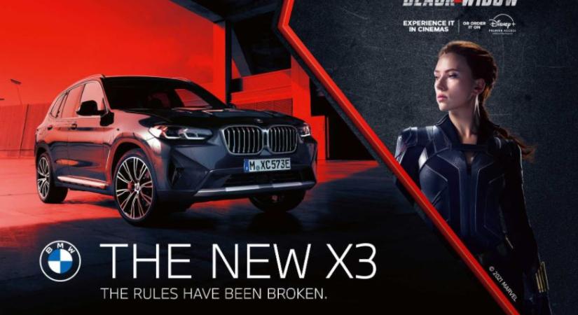 Scarlett Johansson egy BMW X3-mal száguldozik Budapest utcáin