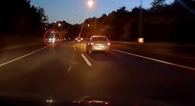 Videó: forgalommal szemben hajtott az M1-M7 kivezetőjénél az autós