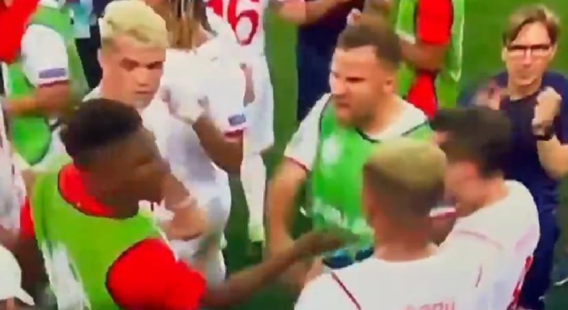 Az izgatott svájci focista felpofozta a csapattársát - videó